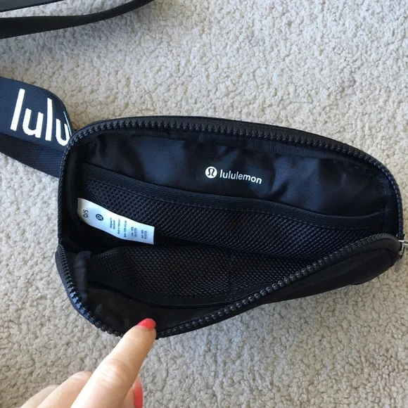 Lululemon everywhere belt bag black & white NWT wordmark waist pack logo - Picture 9 of 10